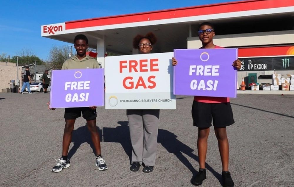 ▲자원봉사에 나선 교인들이 행사 안내판을 들고 있다. ⓒ인스타그램