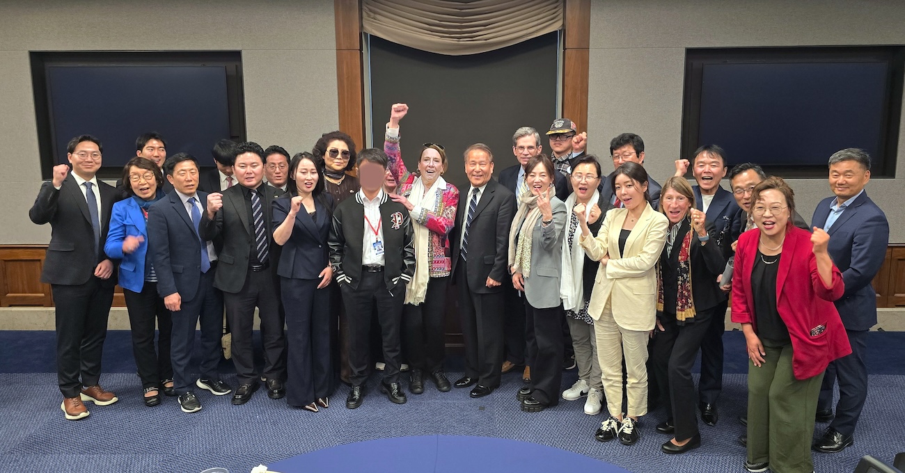 제23회 북한자유주간 행사의 일환으로 5월1일 디펜스포럼재단 주최로 레이번 의회 회관에서 북한자유 포럼이 진행됐다. 발표를 맡았던 탈북민 대표단과 관계자들이 자유북한 구호를 외치고 있다.