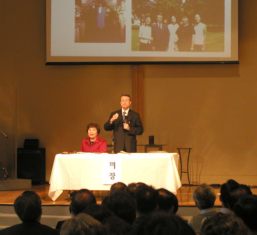 총회 은퇴찬하 순서에서 지나간 목회의 세월을 회고하며 후배 목사들을 격려하는 김영길 은퇴목사 내외. 