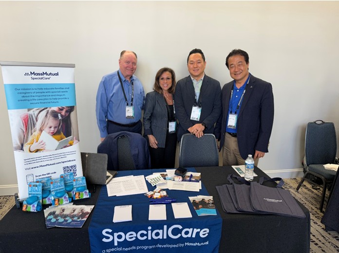 MassMutual의 천경태, 정한울 어드바이저가 플로리다 마이애미에서 열린 2026 Special Needs Planning National Conference에 참석해 장애인 자녀를 둔 가족들을 위한 최신 재정·복지·신탁 등의 계획 정보를 나누고 있다.