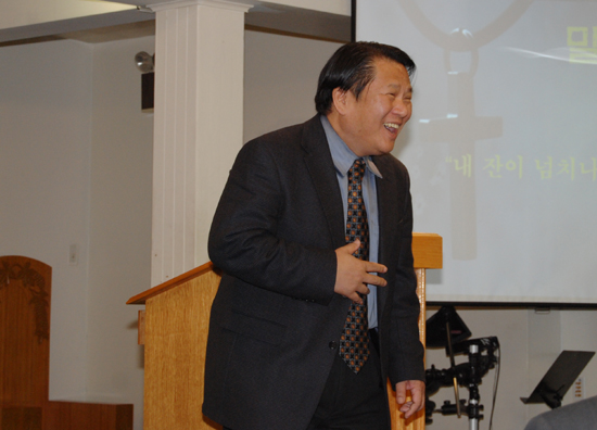 이강 목사가 부흥성회를 인도했다.