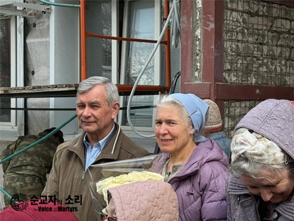 공판이 열렸을 때, 기도하는 지지자들에게 둘러싸인 리티코프 목사(왼쪽)와 류드밀라 사모. ©한국VOM
