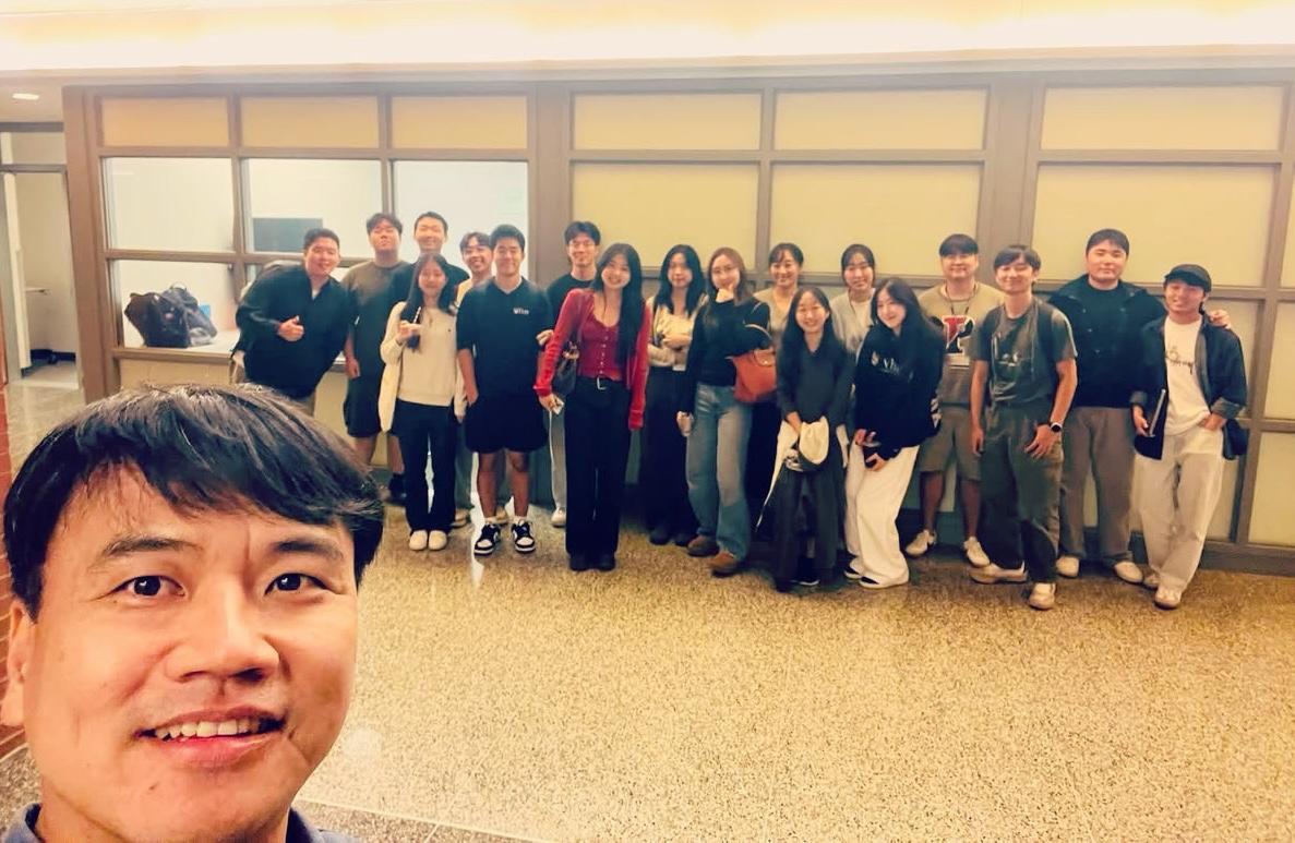 필라 뉴라이프선교교회에서 이용희 목사와 학생들