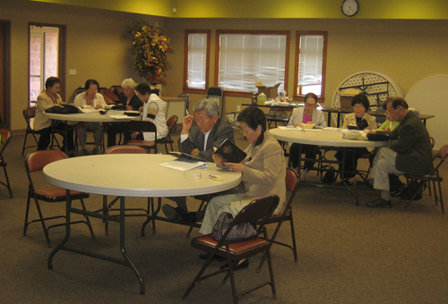 시니어 주중모임에 모인 65세 이상 노인들이 함께 성경을 통독하고 있다. 