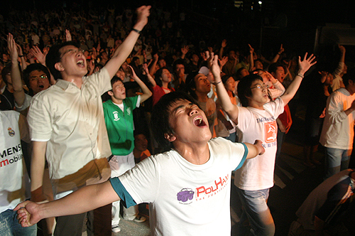 캠퍼스 부흥을 갈망하며 찬양하는 청년들