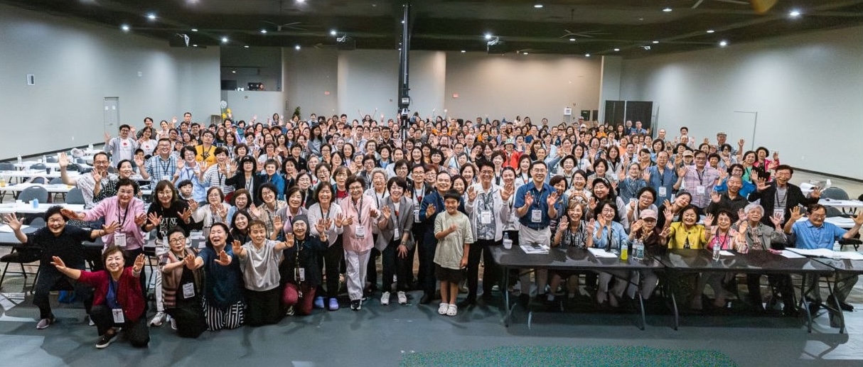 텍사스 린델에 위치한 JAMA 글로벌 캠퍼스에서 열린 「2026 JAMA 중보기도 컨퍼런스」를 마친 후 참가자들이 함께 기념촬영을 하고 있다.