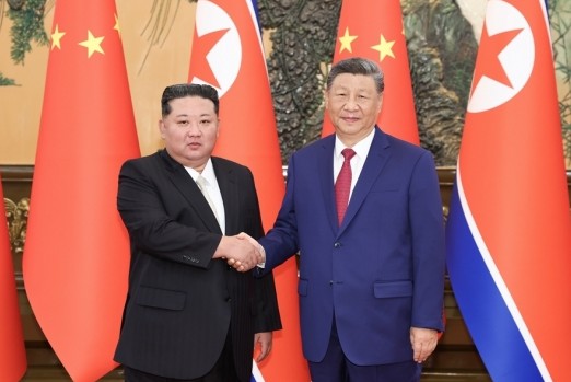 지난 4일 중국 베이징에서 열린 북중 정상회담에서 서로 악수하는 김정은 북한 국무위원장, 시진핑 중국 국가주석. ©신화통신 보도화면 캡처