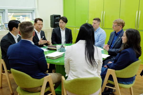 세계로교회 손현보 담임목사 등이 미 국무부 대표단과 면담하고 있다. ©세계로교회