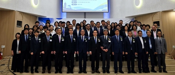 제1회 백석총회 학원복음화 세미나 참석자들이 단체사진 촬영에 임하고 있다. ©노형구 기자