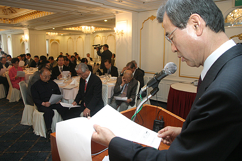 교계지도자들의 성명서 검토에 앞서 성명서 전문을 읽고 있는 한기총 최성규 대표회장 ⓒ 송경호 기자