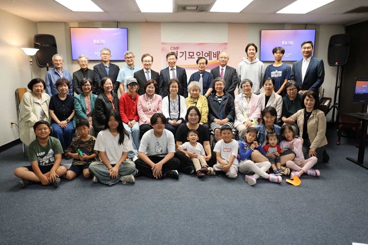 행사를 마치고 어린이들과 함께 기념사진을 촬영하고 있다. 