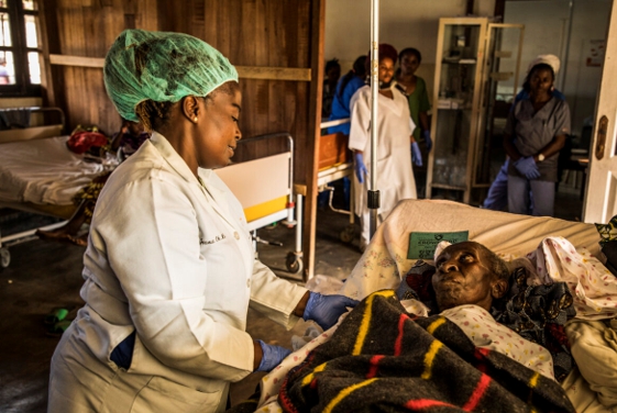 콩고민주공화국(DRC)에서 보건의료종사자가 에볼라 환자를 간호하고 있다. (Vincent Tremeau/World Bank photo/Creative Commons license)