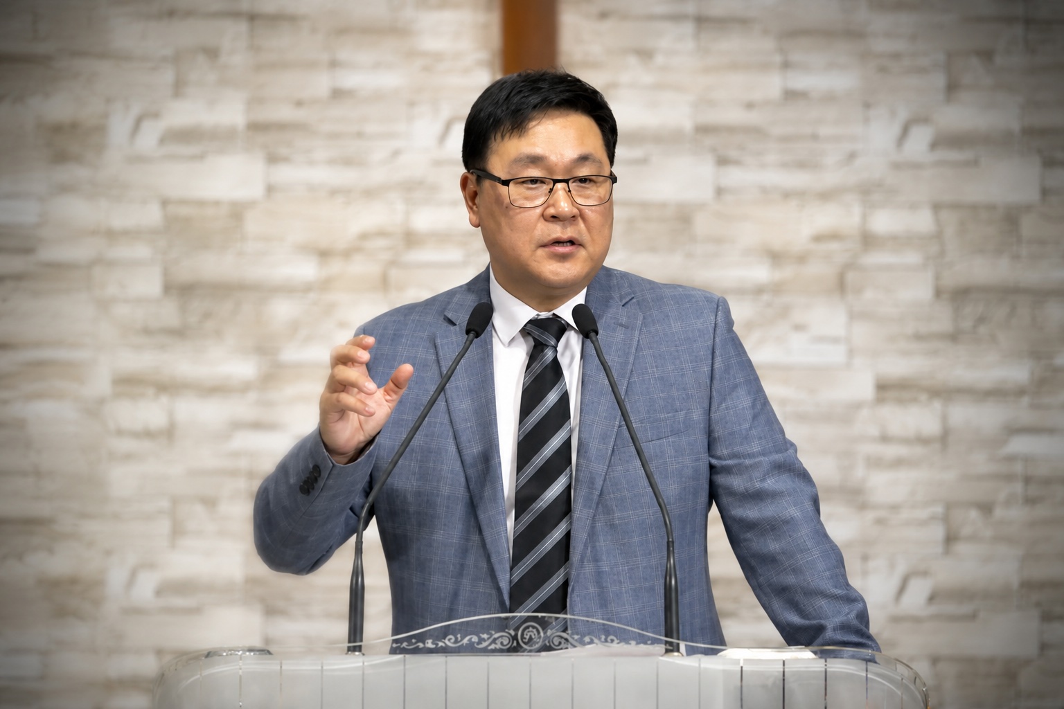 시애틀 뉴비전교회 설립 42주년 감사예배에서 설교하는 서우석 목사