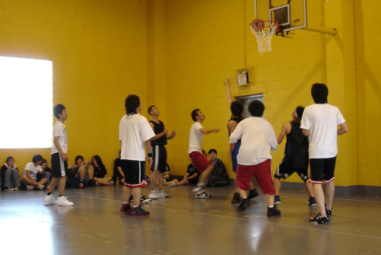 교협주최 10회 농구대회가 신광교회서 진행됐다. 사진은 에벤에셀선교교회와 지구촌선교교회 경기 모습