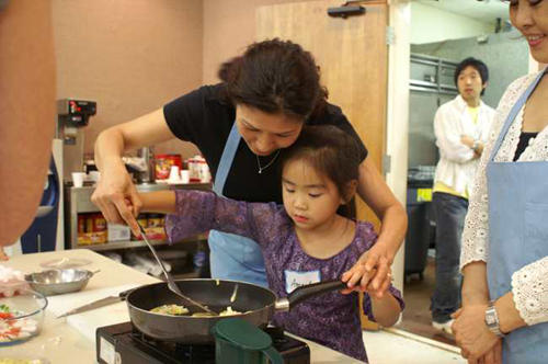 직접 한국음식을 만들며 즐거워하는 참가자. (베다니교회 제공)