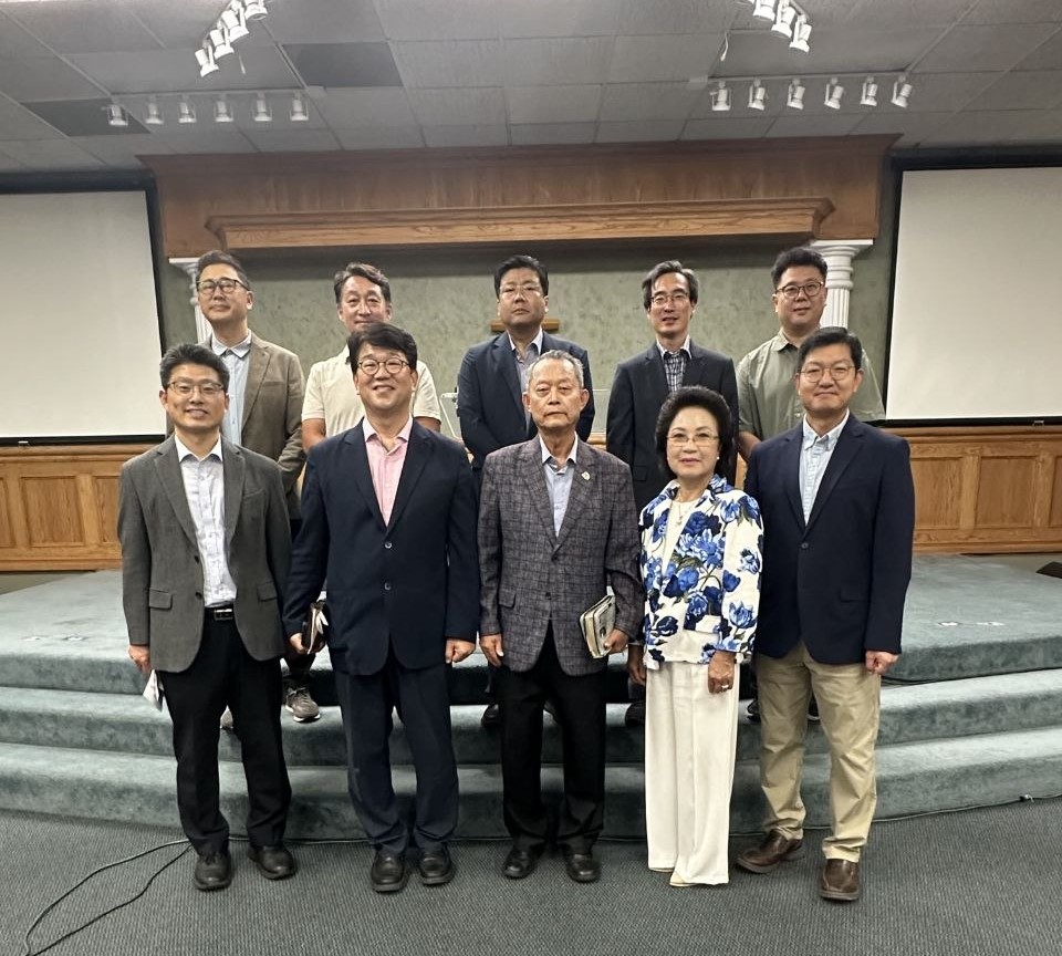 사우스베이 목사회 7월 정기 조찬예배를 마친 후 참석자들이 기념촬영을 하고 있다