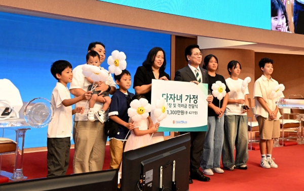 여의도순복음교회가 세계 인구의 날을 맞아 12일 주일예배에서 자녀 5명 이상을 둔 다자녀 가정에 감사패와 격려금을 전달했다. ©여의도순복음교회