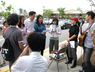영어권 청년, 청소년들이 마켓 앞에서 은혜롭게 찬양하며 복음을 전했다. 