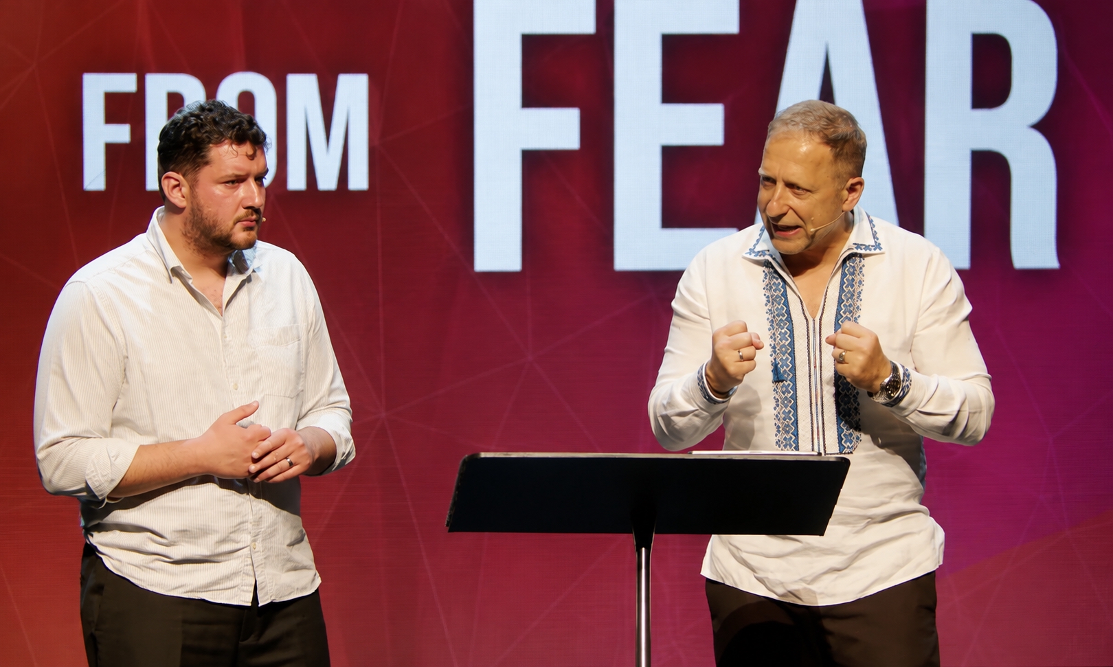 시애틀 형제교회에서 설교하는 우크라이나 Good News church 알렉산더 코발렌코(Alexander Kovalenko) 목사(오른쪽)