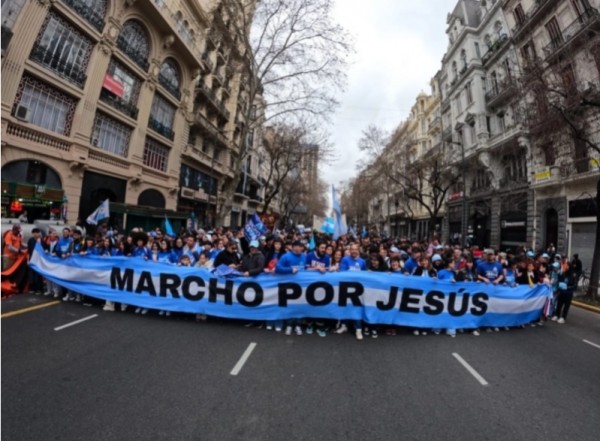 수천 명의 시민들이 '나는 예수님을 위해 행진합니다(I march for Jesus)'라는 문구가 적힌 아르헨티나 국기를 앞세우고 부에노스아이레스 도심을 지나 국회의사당을 향해 행진하고 있다. ©March for Jesus