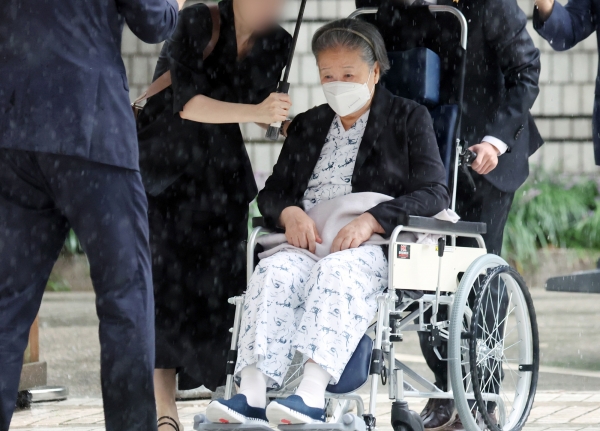 한학자 통일교 총재가 8월 31일 서울 서초구 서울중앙지방법원에서 열린 1심 선고공판에 출석하고 있다.