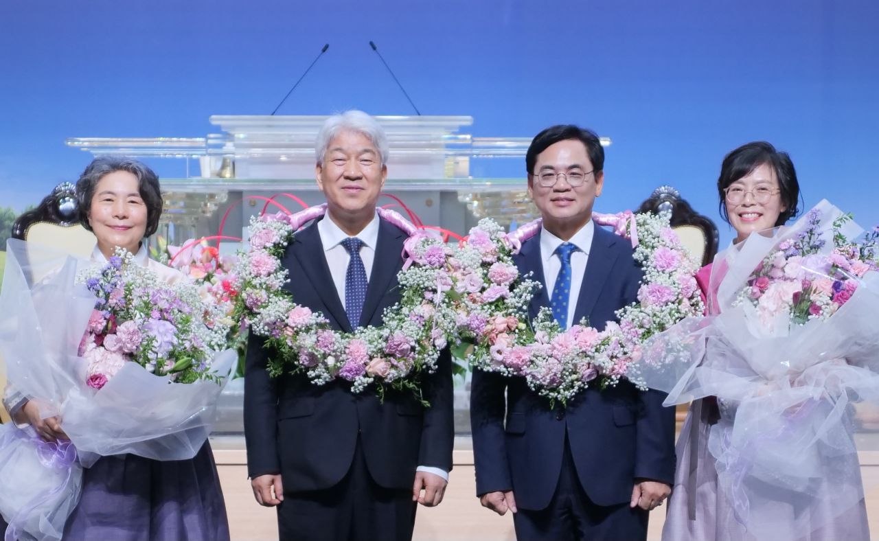 ▲부산 포도원교회 (왼쪽부터) 김문훈-전남수 목사 부부. ⓒ부산 포도원교회