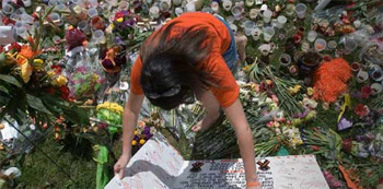 버지니아텍 총격 사건 당시 희생자를 추모하는 학생들 ⓒ버지니아텍 홈페이지 