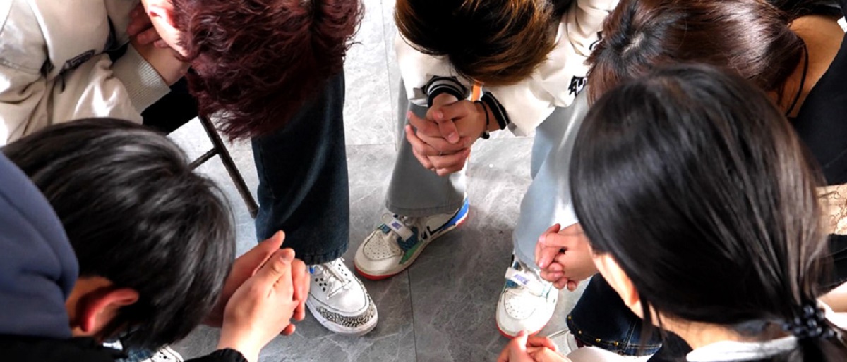▲강화된 제한과 감시 속에서 함께 모여 기도하는 중국의 젊은 기독교인들. ⓒ오픈도어