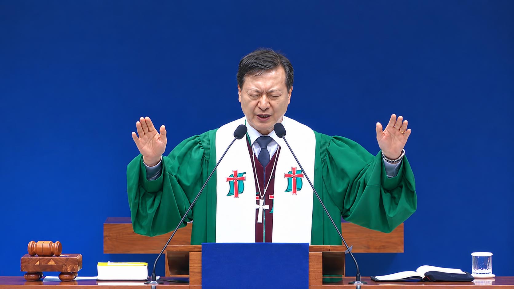 ▲권위영 목사가 폐회예배에서 축도하고 있다. ⓒ유튜브