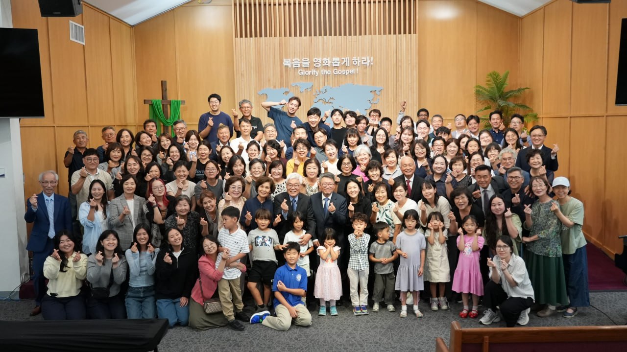 주님의빛교회 담임목사 이취임 및 북한선교 파송예배를 마친 참석자들이 기념촬영을 하고 있다.