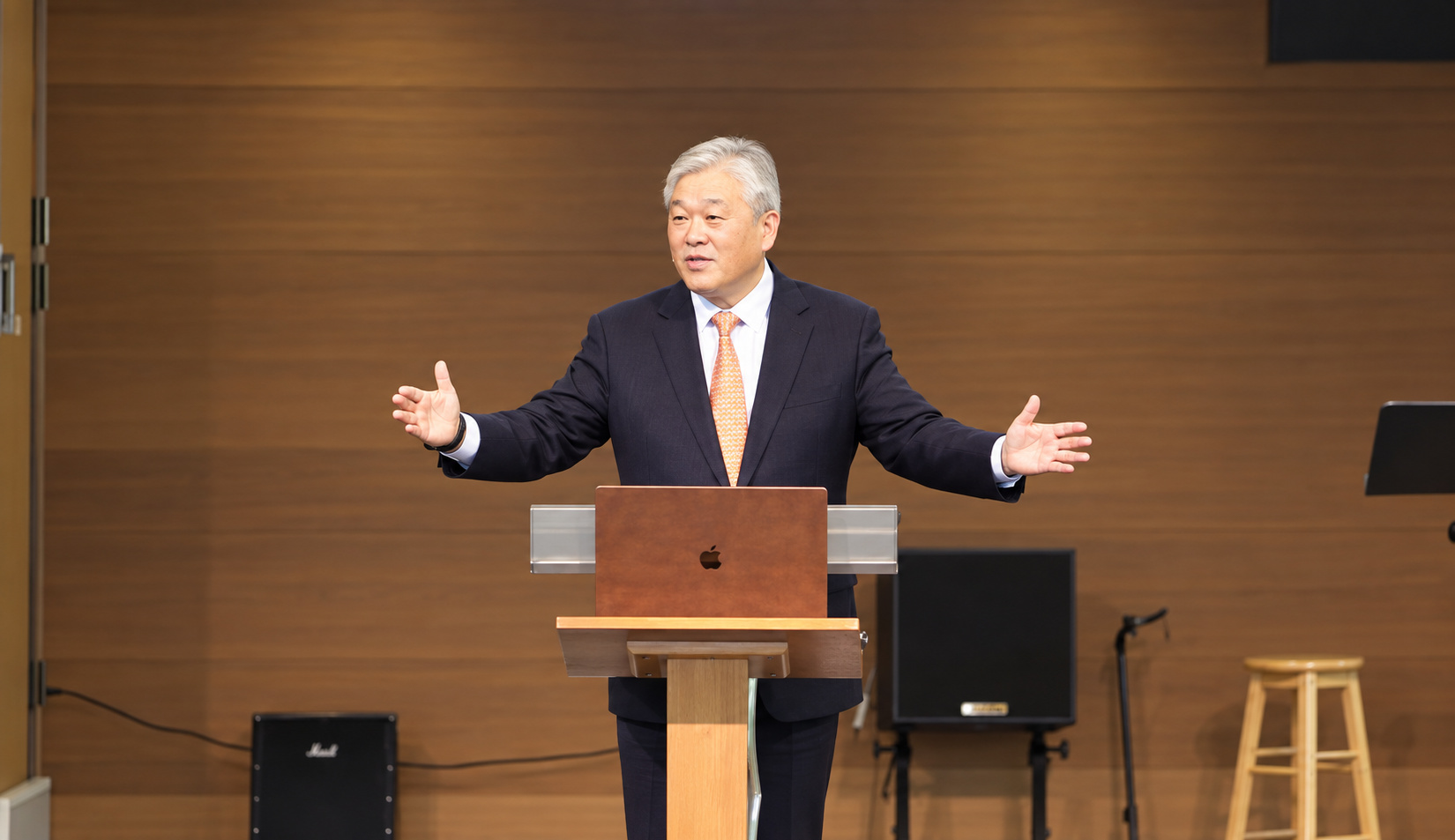 시애틀우리교회 주일예배에서 설교하는 이우철 목사