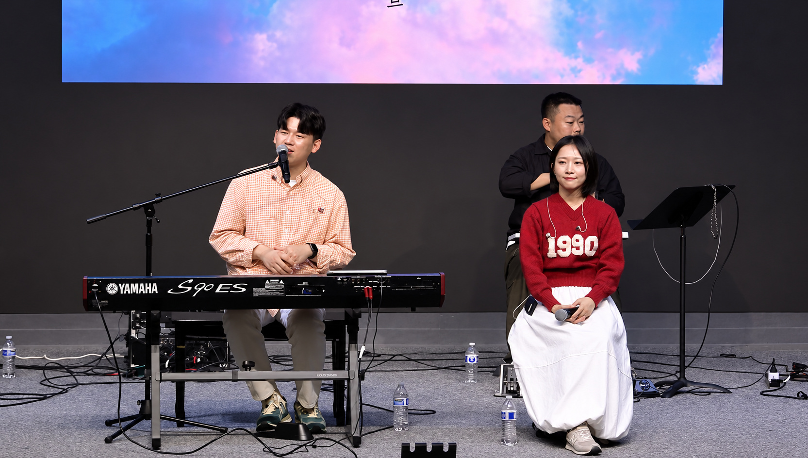 시애틀 비전교회에서 라이브 콘서트를 진행하는 '달빛마을' 찬양사역팀