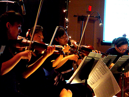 The Bridge는 지난 11일 예수마을 커피하우스에서 공연을 펼쳤다. ⓒ예수마을교회