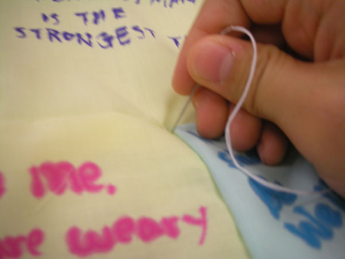 한 땀 한 땀 정성과 사랑을 담아 기도문이 적힌 조각천에 바느질하는 청소년의 손길이 아름답다. 