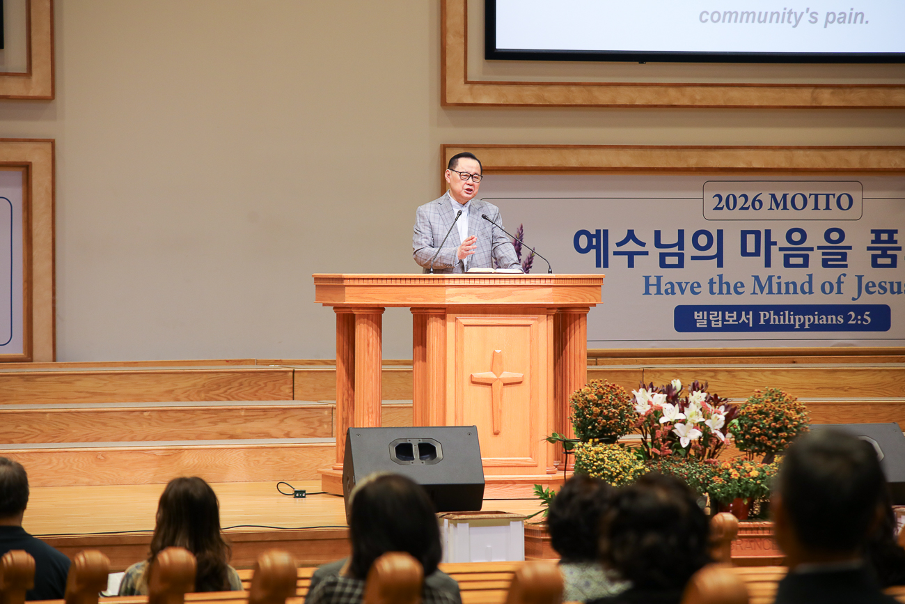 뉴욕센트럴교회 새벽기도회에서 김재열 목사가 말씀을 전하고 있다.