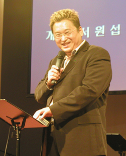 찬양 간증집회를 인도한 개그맨 서원섭 전도사