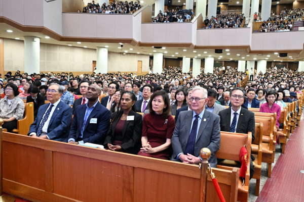 브런슨 한미연합군사령관(맨 앞줄 왼쪽에서 두 번째) 내외와 미셸 스틸 주한 미국대사(맨 앞줄 오른쪽에서 두 번째) 내외가 4일 여의도순복음교회에서 주일예배를 드렸다. ©여의도순복음교회
