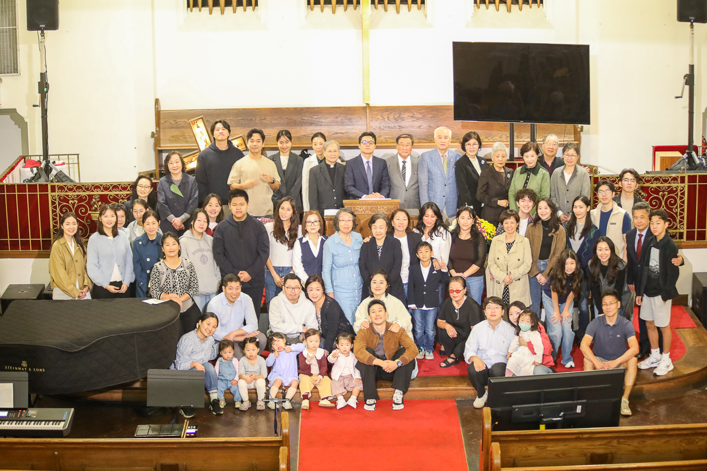 메트로폴리탄연합감리교회 성도들이 최기훈 목사와 함께 기념촬영을 했다.