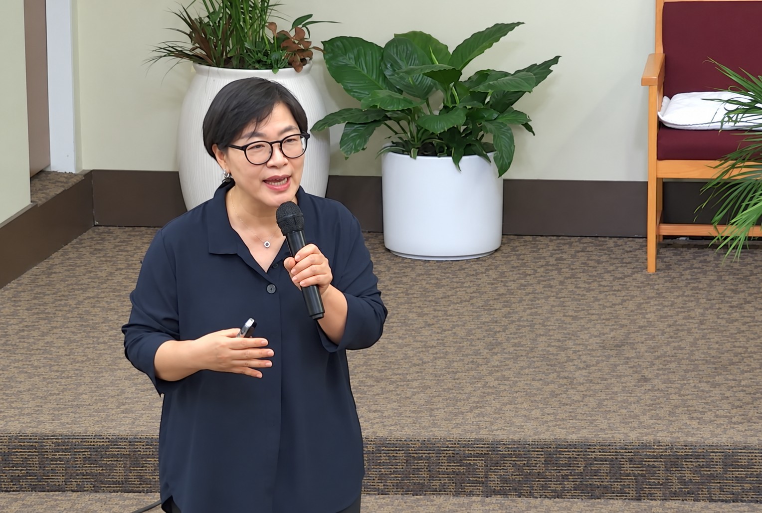 시애틀 은혜장로교회‘자녀를 리더로 키우는 유대인 교육법’ 세미나를 인도하는 정한나 사모