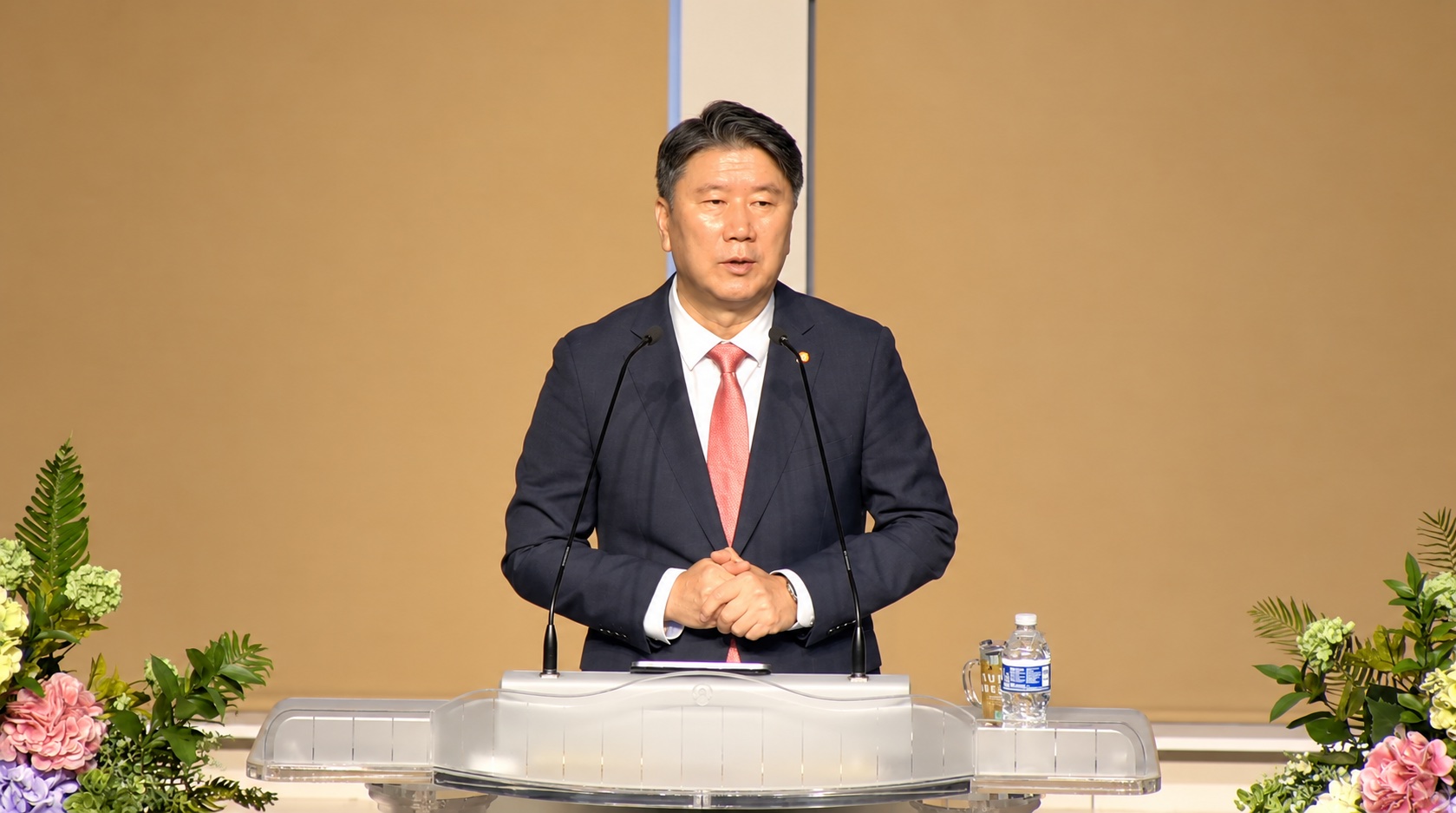 순복음 큰빛교회 가을부흥회에서 설교하는 엄태욱 목사(여의도순복음교회 목회담당 부목사) 