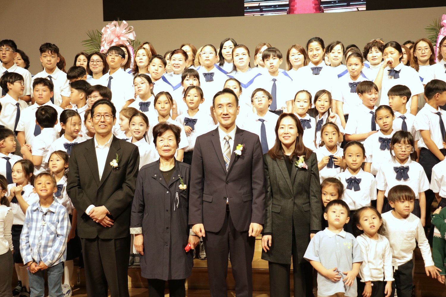 퀸즈장로교회 4대 담임으로 위임받은 최영현 목사와 가족들이 퀸즈장로교회 어린이 합창단과 함께 기념사진을 촬영하고 있다. 