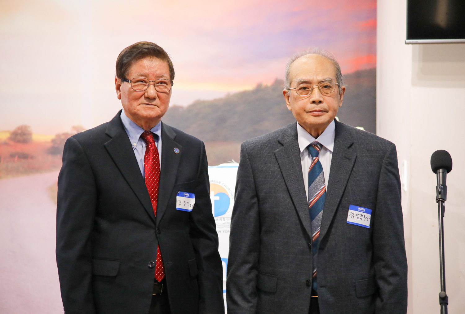뉴욕교협 신임회장에 선출된 김용익 목사(좌)와 신임 부회장 김영철 목사(우) 