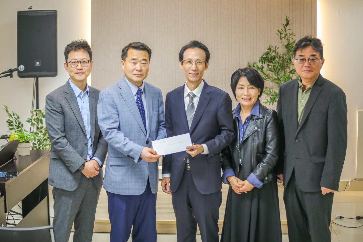 뉴욕헤세드가든교회가 뉴욕청소년센터에 창립예배 헌금 전액 5천불을 후원금으로 전달했다. 왼쪽부터 김준현 뉴욕청소년센터 사무총장, 김홍석 대표, 양민석 뉴욕헤세드가든교회 담임목사, 이영순 목회협조위원장, 김진한 평신도 대표 권사.