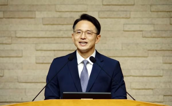 삼일교회 제6대 담임목사 후보로 선정된 김지혁 목사가 지난 8월 9일 이 교회 주일예배에서 설교하고 있다. ©영상 캡쳐