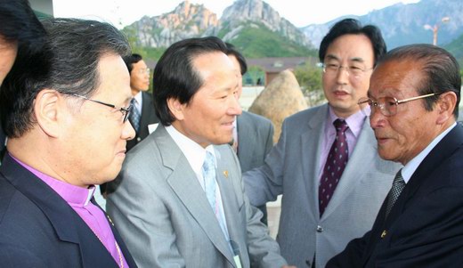 기감 신경하 감독회장, 기장 김동원 총회장이 강영섭 조그련 위원장과 악수를 나누고 있다.