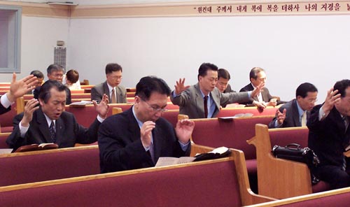 교회협의회를 위해 통성기도하는 뉴욕교협 임원들