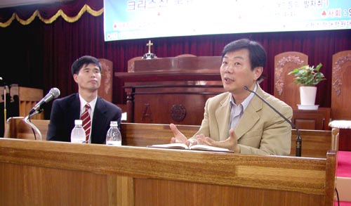 크리스찬북뉴스 제 4회 독서토론회 저자와의 대화에 나온 라은성 교수. 왼쪽이 사회를 맡은 안영혁 목사