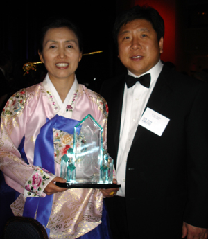 김윤호 권사와 그의 아내 김캐런 집사는 4월 14일  뉴욕신학대학교(NYTS)가 수여하는 '도시 천사상(Urban Angel Award)'을  받았다.