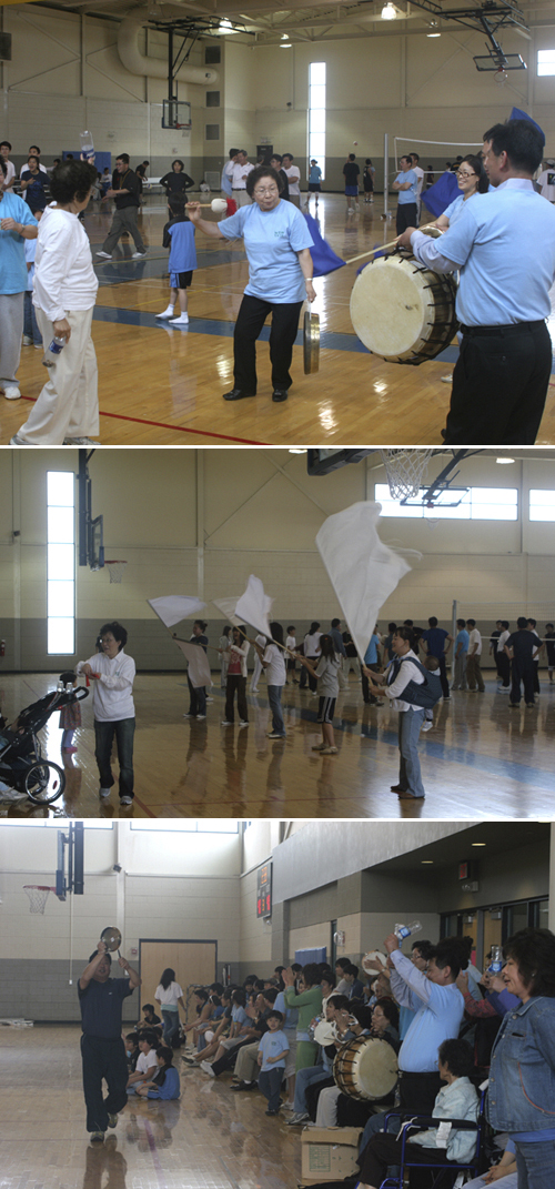 (위부터) 어르신들의 흥겨운 풍악 / 청팀과 백팀의 치열한 응원전