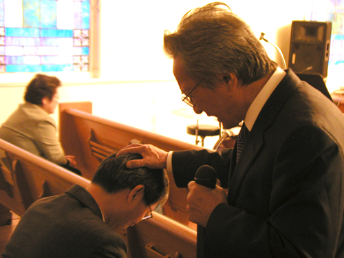 부흥회에서 박이섭 목사는 성도 한명 한명에게 일일이 안수기도를 해줬다. 